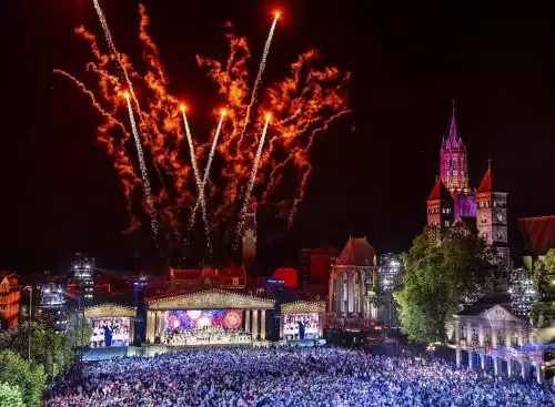 AndrC3A9Rieus2026SummerConcertVivaMaastricht_134253894737425370_big-cine_deskt.webp